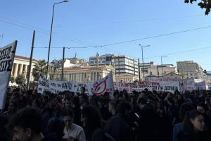 Μπλοκ της Νεολαίας ΣΥΡΙΖΑ σε πορεία κατά των ιδιωτικών ΑΕΙ