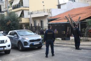 Αστυνομικοί έξω από σπίτι στη Νίκαια
