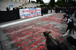 Φοιτητές γράφουν ονόματα των νεκρών των Τεμπών