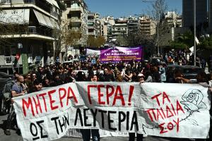 Πανό για την υπόθεση της 12χρονης στον Κολωνό