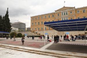Ονόματα θυμάτων των Τεμπών έξω από τη Βουλή