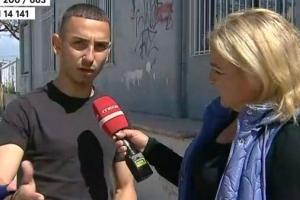 O μαθητής που υπέστη ηλεκτροπληξία σε σχολείο στην Πάτρα μιλά σε μικρόφωνο ρεπόρτερ που στέκεται δίπλα του