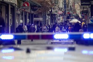 Σειρήνα περιπολικού και πίσω κόσμος που περπατά στην οδό ερμού