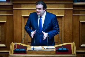 Ο Κυριάκος Πιερρακάκης στο βήμα της Βουλής