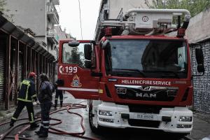 Πυροσβεστικό όχημα και πυροσβέστες