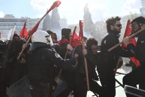 ΜΑΤ χτυπάνε φοιτητές