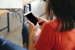 Μαθητής σχολείο μαθήτρια κινητό τηλέφωνο