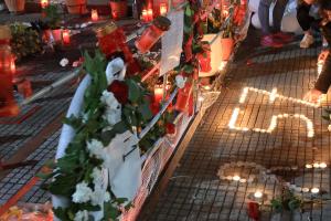 λουλούδια και κεριά στη μνήμη των 57 νεκρών των Τεμπών και το νούμερο 57 γραμμένο με αναμμένα κεράκια