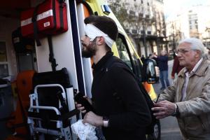 Τραυματίας στο ασθενοφόρο του ΕΚΑΒ