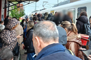 Άνθρωποι σε σταθμό τρένων