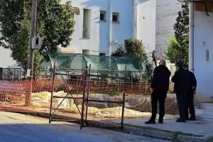 Δύο άντρες στέκονται μπροστά στην οικοδομή, από όπου έπεσε ο 59χρονος οικοδόμος στα Τρίκαλα