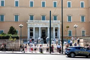 Μέλη του Ρουβίκωνα στη Βουλή