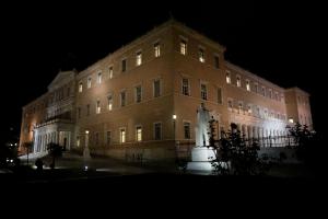 Η Βουλή φωταγωγημένη τη νύχτα
