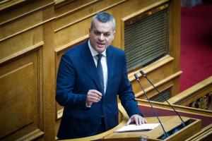 Ο Χάρης Μαμουλάκης στο βήμα της Βουλής