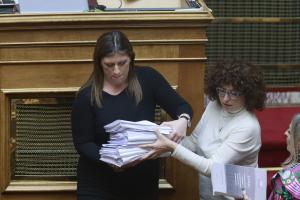 Η Ζωή Κωνσταντοπούλου με έγγραφα στη Βουλή