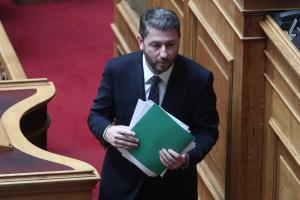 Ο Νίκος Ανδρουλάκης στη Βουλή με πράσινο φάκελο στα χέρια