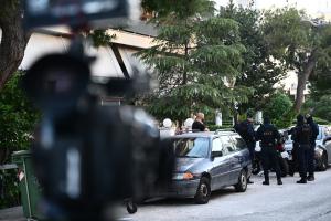 Αστυνομικοί έξω από σπίτι στη Γλυφάδα