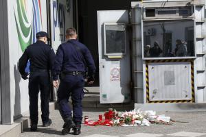 Αστυνομικοί έξω από το ΑΤ Αγίων Αναργύρων