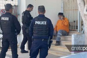 Ο άντρας έξω από τη ΔΕΗ με αστυνομικούς