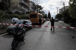 Αστυνομικοί στο σημείο της δολοφονίας του Γ. Καραϊβάζ