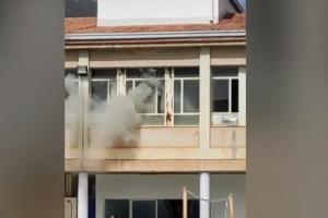 Πυκνός καπνός βγαίνει από παράθυρο του ΕΠΑΛ Άμφισσας που έπιασε φωτιά