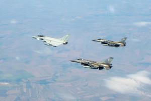 F-16 πετούν στον ουρανό σε σχηματισμό