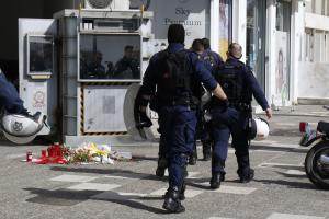 Αστυνομικοί μπροστά στο φυλάκιο του ΑΤ Αγίων Αναργύρων
