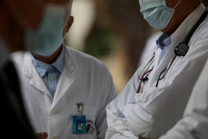 Γιατροί με μάσκες