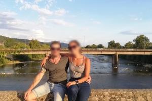 Ο 39χρονος γυναικοκτόνος και η 28χρονη κάθονται σε πεζούλι μπροστά από ποτάμι