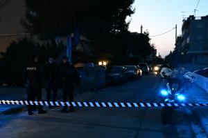 Κλειστός δρόμος με ταινία της ΕΛΑΣ στο σημείο της αυτοχειρίας