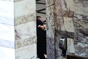 Στιγμιότυπο από την επίθεση του Κνωσταντίνοτ Φλώρου στον Βασίλη Γραμμένο στη Βουλή