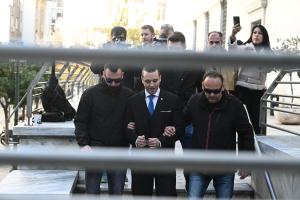 Ο Ηλίας Κασιδιάρης με χειροπέδες συνοδεία αστυνομικών με πολιτικά