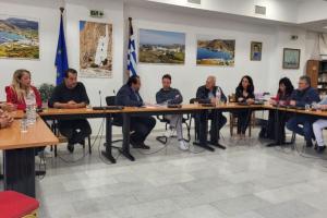 Ο Στέφανος Κασσελάκης σε συνεδρίαση του δημοτικού συμβουλίου Αμοργού