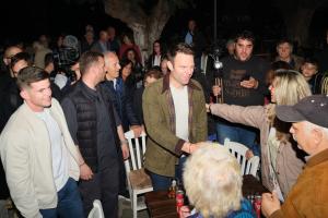 Ο Στέφανος Κασσελάκης με κόσμο στην Ικαρία