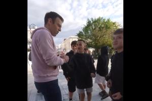 Ο Στέφανος Κασσελάκης με παιδιά
