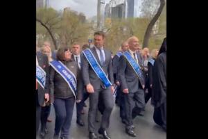 Ο Στέφανος Κασσελάκης σε παρέλαση στη Νέα Υόρκη