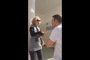 Ο Στέφανος Κασσελάκης συζητά με γυναίκα