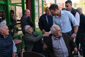 Ο Στέφανος Κασσελάκης στη Χίο με πολίτες