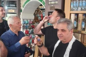 Ο Στέφανος Κασσελάκης πίνει ρακί