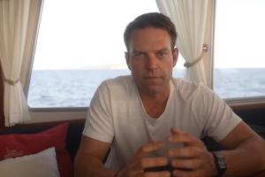 Ο Στέφανος Κασσελάκης σε βίντεο