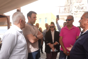 Ο Στέφανος Κασσελάκης μιλά με κατοίκους στη Νίσυρο
