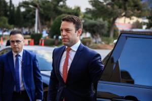 Ο Στέφανος Κασσελάκης βγαίνει από αυτοκίνητο