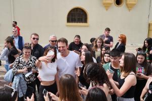 Ο Στέφανος Κασσελάκης με κόσμο