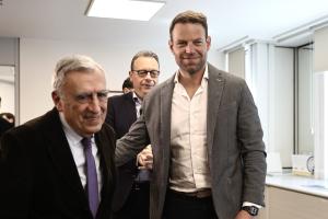 Ο Στέφανος Κασσελάκης με τον Κωνσταντίνο Μενουδάκο