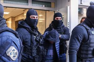 Αστυνομικοί με κατηγορούμενο
