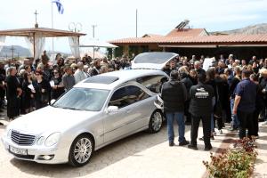 Στιγμιότυπο από την κηδεία του 28χρονου θύματος γυναικοκτονίας