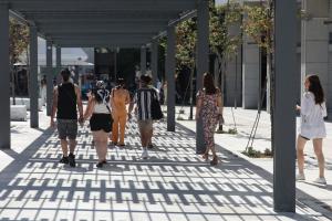 Τουρίστες περπατούν στο Σύνταγμα