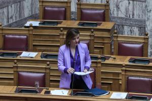 Η Μαρία Αλεξάνδρα Κεφαλά στα έδρανα της Βουλής με χαρτιά στα χέρια μιλά όρθια