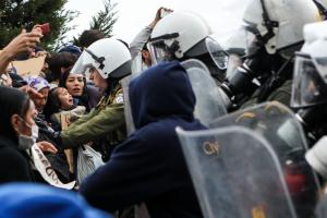 ΜΑΤ και πρόσφυγες