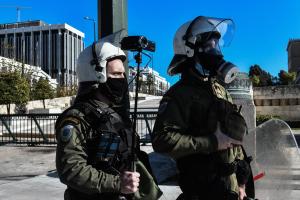 ΜΑΤ με κάμερα στα χέρια